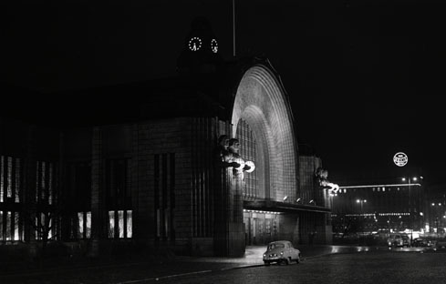 Helsingin päärautatieasema on juhlavalaistuksessa itsenäisyyspäivän iltana vuonna 1954.