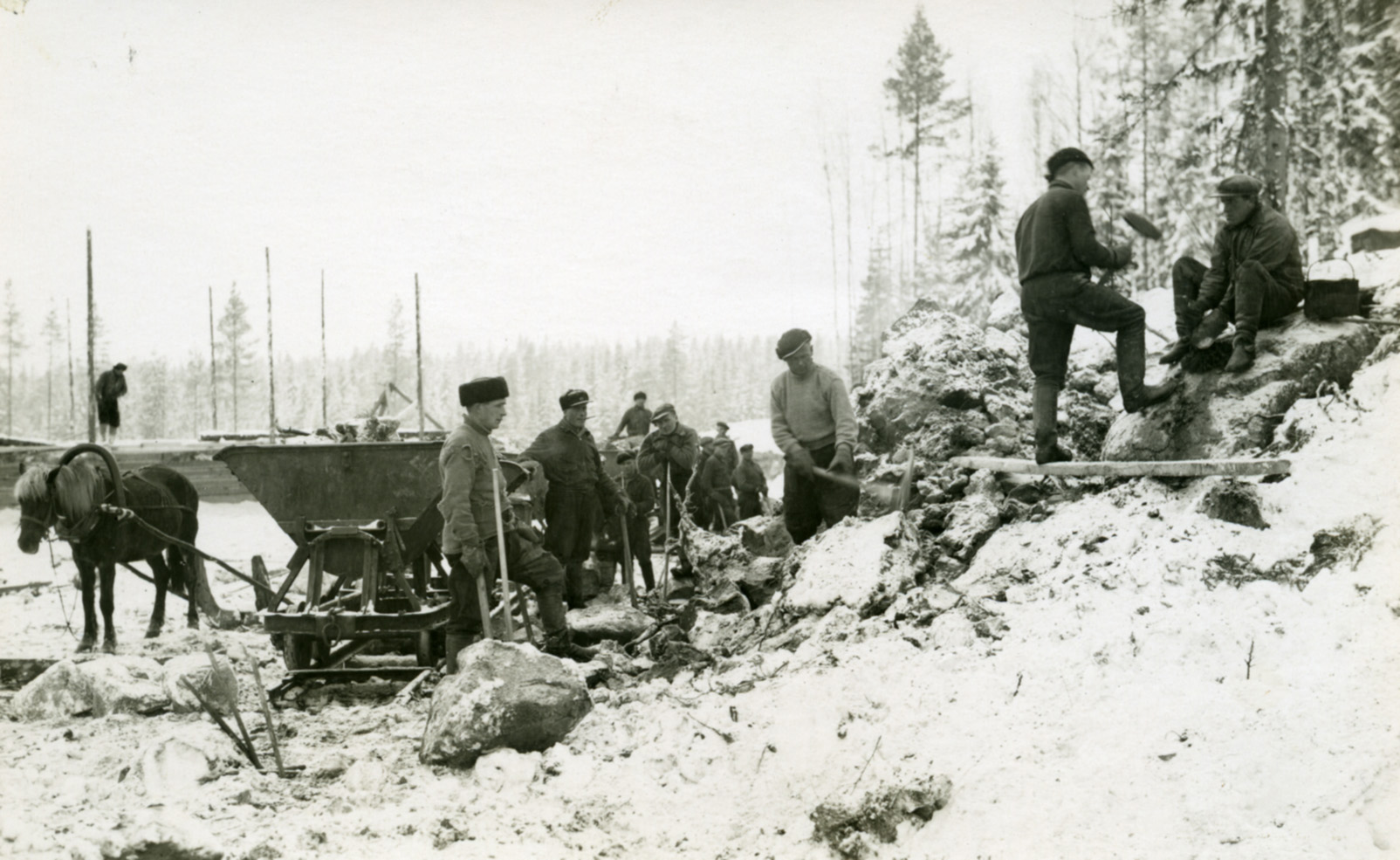 Radanrakentajia töissä kuuppavaunujen ja hevosen kanssa Pori-Haapamäki -rataosalla.