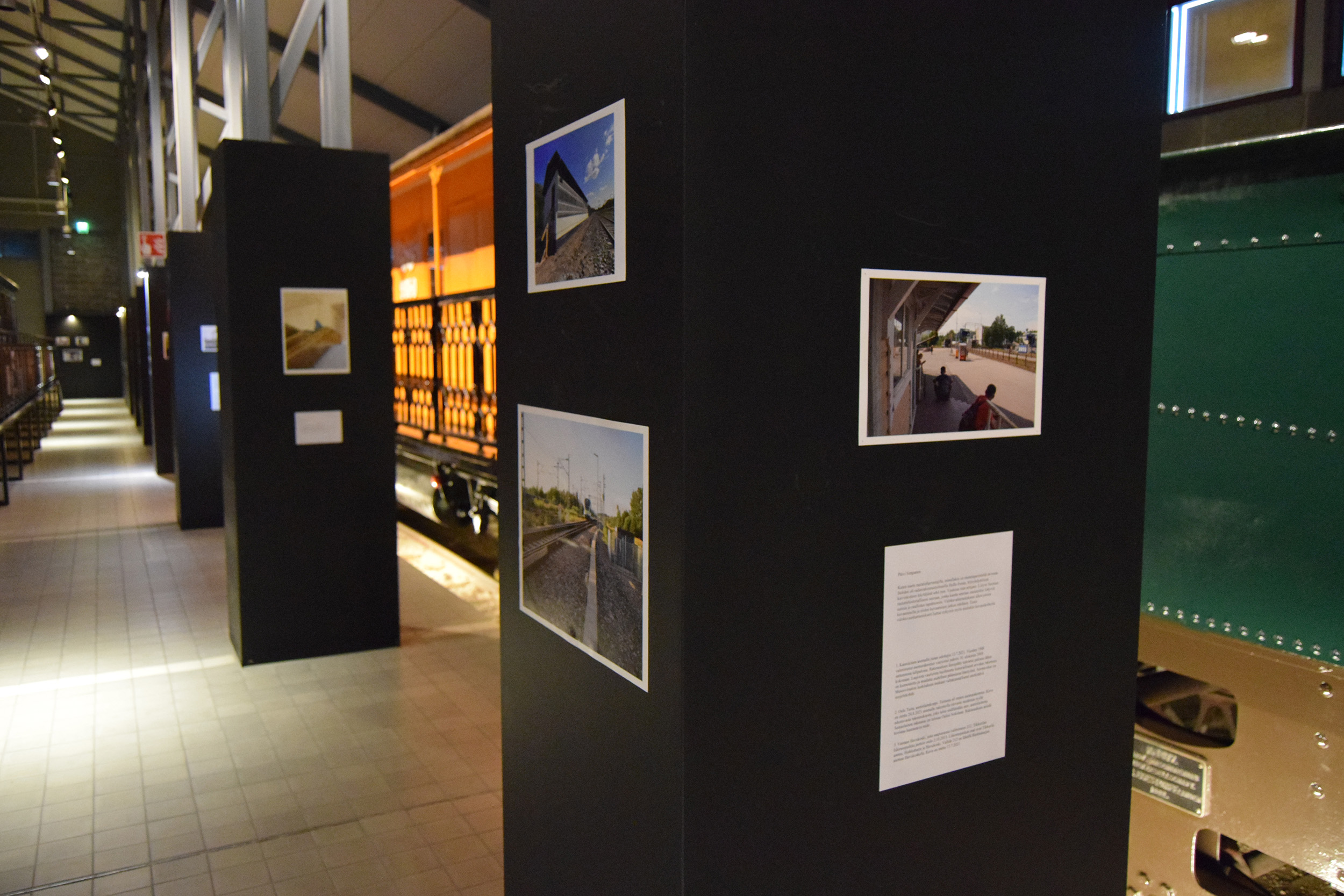 Vapaaehtoisten kuvaajien rautatieaiheinen valokuvanäyttely Suomen Rautatiemuseon näyttelyhallissa.