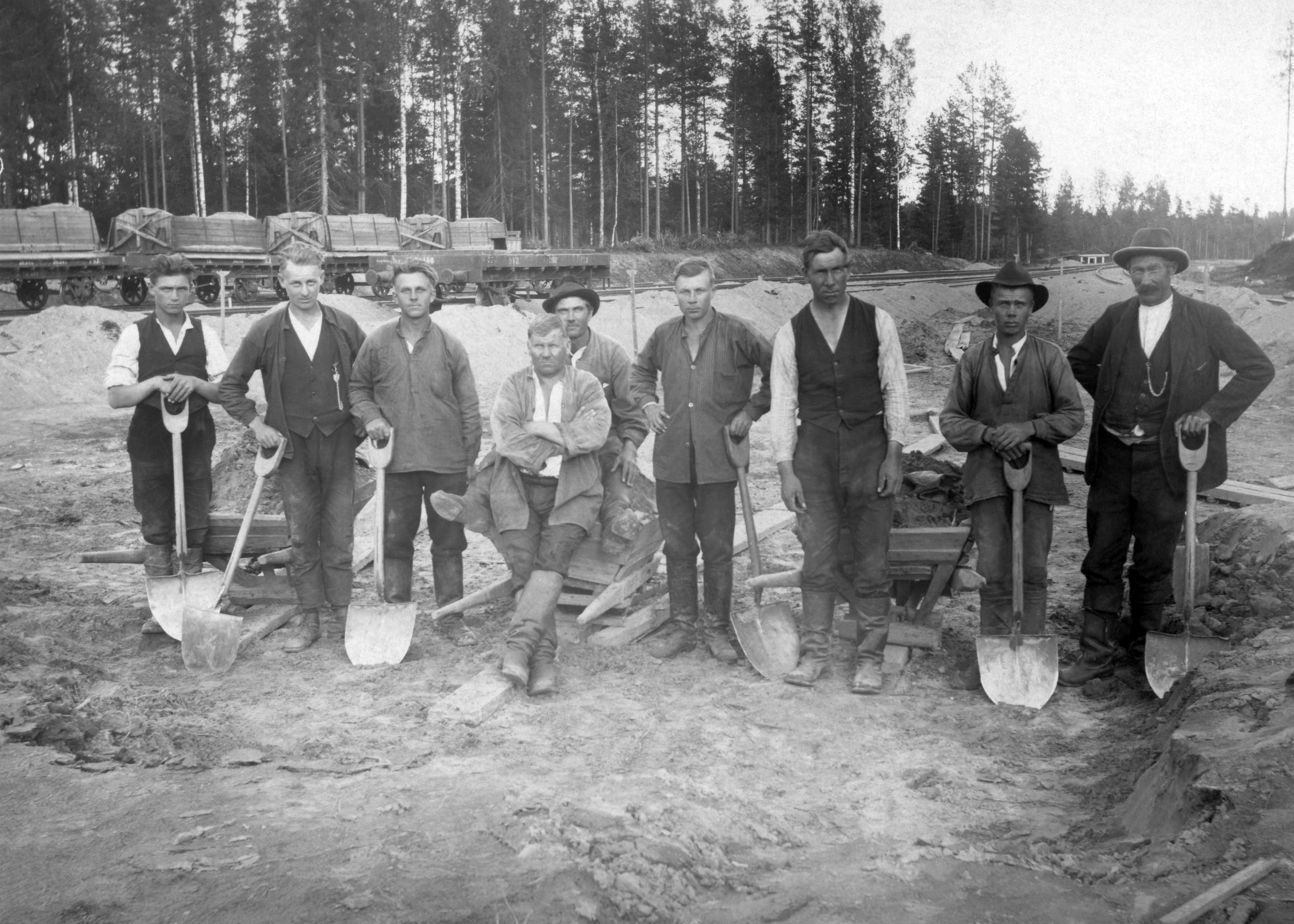 Radanrakentajia lapioiden kanssa ryhmäkuvassa Valkjärven radalla.