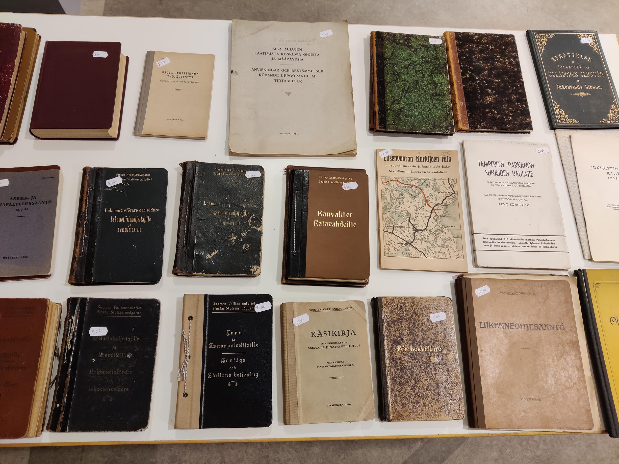 Vanhoja rautatieaiheisia kirjoja Rautatiemuseon myyntipöydällä.
