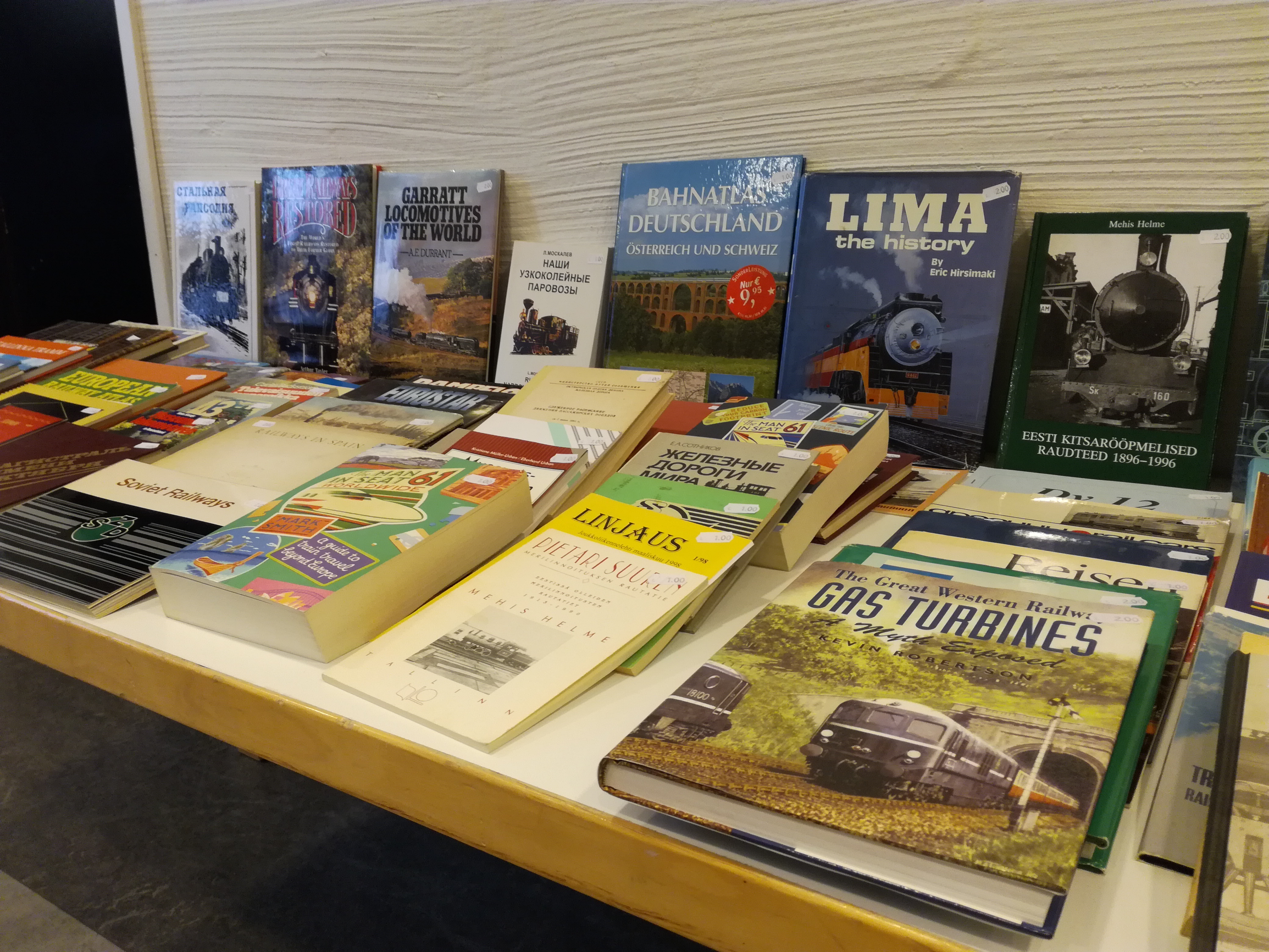 Rautatieaiheisia kirjoja on esillä Rautatiemuseon kokoustilan pöydillä.