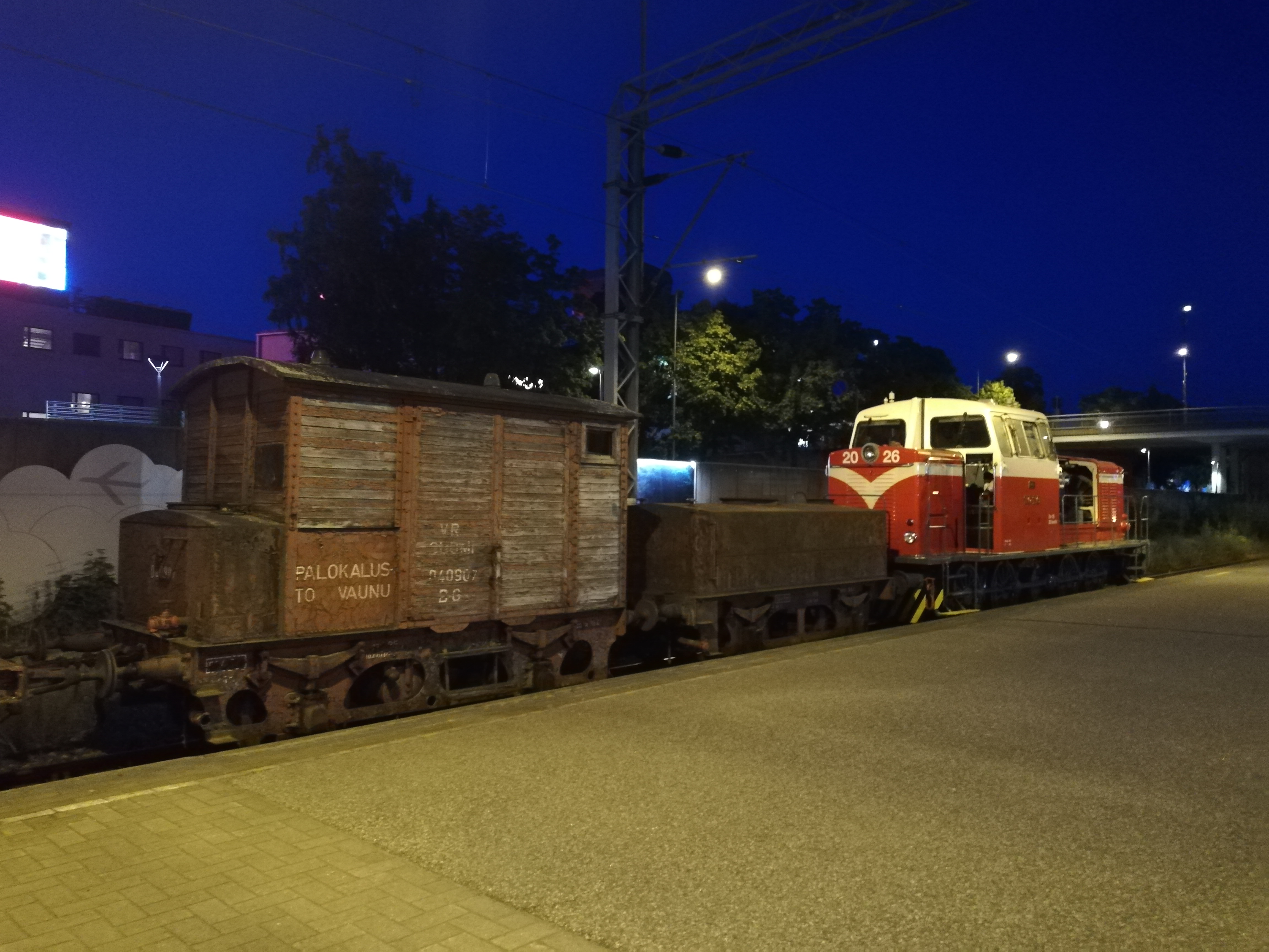 Palojunan vaunuja siirrossa Hyvinkään asemalla yöllä.