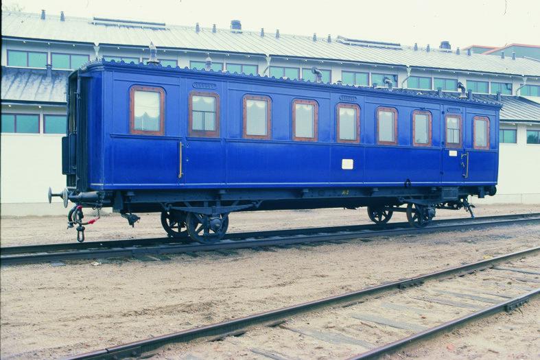 Keisarin vaunu ulkona Suomen Rautatiemuseon ratapihalla