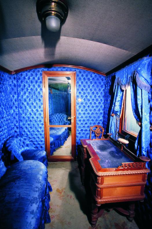 Keisarinnan vaunussa on sinisellä silkillä verhoiltuja huonekaluja